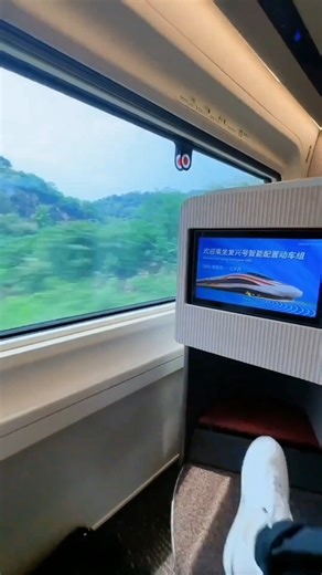 Στο τρένο υψηλής ταχύτητας που λειτουργεί με ταχύτητα 350 χιλιομέτρων την ώρα, οι επιβάτες μπορούν να κοιμηθούν άνετα στις επιχειρηματικές θέσεις και ένα νόμισμα μπορεί να κρατήσει ισορροπία πάνω σε ένα καπάκι μπουκαλιού. Καθισμένοι πάνω στον πολυτελή «καναπέ», οι επιβάτες μπορούν επίσης να απολαύσουν το όμορφο τοπίο έξω από το παράθυρο, σαν να ταξιδεύουν σε μια γκαλερί χρόνου και χώρου. Αυτή είναι η μοναδική γοητεία των τρένων υψηλής ταχύτητας της Κίνας! #Κίνα #ταξίδι #ΤρένοΥψηλήςΤαχύτητας #τεχ