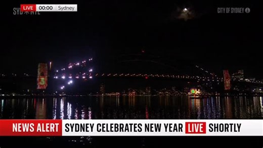 🔴 SIDNEY ABRE EL RELOJ DEL 2026 Mientras gran parte del mundo aún duerme, Australia marcó el arranque del nuevo año. A las 7:00 horas (tiempo de la Ciudad de México), Sídney dio la bienvenida a 2026 con un espectáculo de fuegos artificiales que iluminó su bahía y anunció, simbólicamente, el inicio del calendario global. El año nuevo comenzó desde el otro lado del mundo. 🌏 #Internacional | Círculo De Poder
