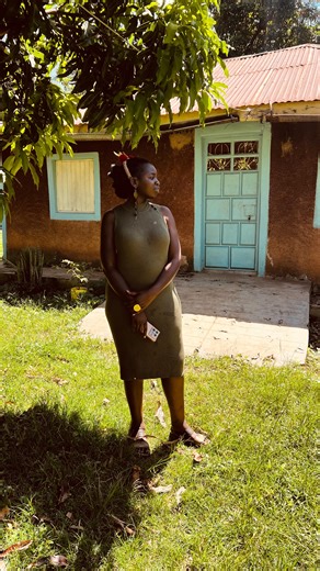 Day 10 in Dala. Visiting my late grandmother’s house and our former Dala house takes me back to a time when my dad and Dani Emma were still alive. It feels so great to be back; meeting my past, still confronting loss and introducing my kiddos to our roots. #RetracingMyRoots #Dala #Pacho #Ugenya | Anyiko Owoko