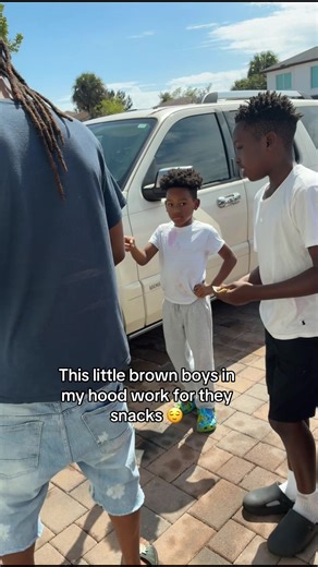 Keeping my neighborhood little brown boys productive and getting paid 😎🤎🧑🏾‍🦱🧑🏾‍🦱🧑🏽‍🦱 #neighborhood #nephew #fyp #youngboy #foryoupage