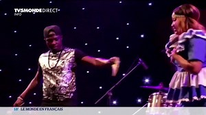 Au Burkina Faso, malgré le coronavirus, le spectacle doit continuer. Des musiciens réinventent les concerts dans des salles vides. Les performances musicales sont suivies en direct sur les réseaux sociaux. Un acte de résistance culturel. | TV5MONDE