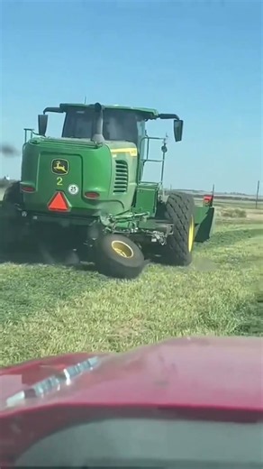 John Deere’s Rear Wheel BROKE… But It Keeps Going! 😳🚜💥#farming#farmlife#rurallife#agro#shorts