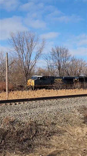 CSX garbage express M635 rips through a crossing on a sunny afternoon! 3126 #locomotive #train #rail