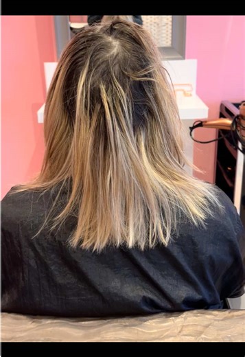 Full head highlights in my mother 🫶🏻 As you can see I don’t do her hair very often 🤣 so today I’m making it up to her. I’ll show you what it looks like later. 🩷