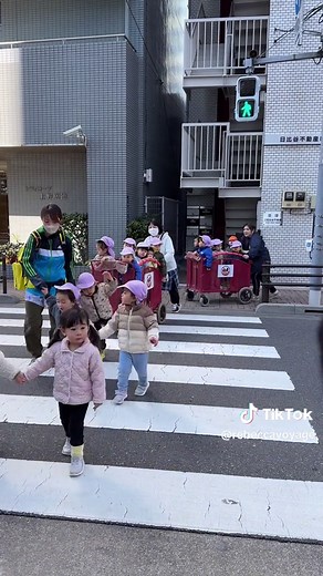 ประเพณีเด็กๆญี่ปุ่นเดินข้ามถนนอย่างมีระเบียบ