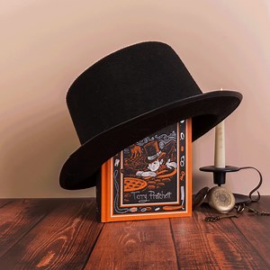 Hold on to your top hats! Join Dodger, the charismatic street urchin, on an extraordinary escapade through Victorian London. Experience the magic of Terry Pratchett's beloved classic in this charming new gift edition. | Terry Pratchett Books