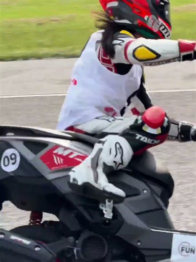 第一次踏板压弯弯 也是参加过全国赛喽～ 哈哈 #CRRC #新大洲本田 #MT头盔 #TAICHI #赛道