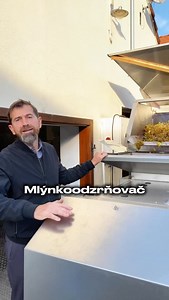 Mlýnkoodzrňovač - pekelný stroj ve službách vinařů 😁 Už jako malý jsem se tohoto stroje bál. A bojím se ho vlastně dodnes. Jak čert kříže… 🙈 On totiž tento stroj, když jen tak stojí a je “zavřený”, vypadá docela nevinně, ale jakmile se zapne do elektriky a otočí se spouštěcím knoflíkem, tak z něho jde opravdu strach. Jednak se tím dá do pohybu malý šnekový dopravník, který hrozny posouvá “nestvůře” přímo do “chřtánu” a jednak se roztočí do vysokých otáček vřeteno, které s hrozny udělá během se