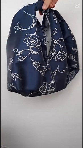 De una tela a un bolso. Hoy os enseño cómo hacer este bolso. ¿Te animas a hacerlo? #costurafacil #tutorial #nuevosproyectos #diycostura #hechoamano #handmadebag #artesania | Momento 10