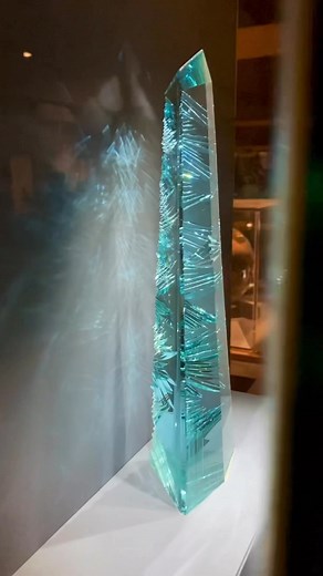 Standing 14 inches tall and weighing 10,363 carats (4.6 pounds), the Dom Pedro is the largest single cut-gem aquamarine in the world. In the early 1990s, the late Bernd Munsteiner of @ateliermunsteiner, was given the daunting task of sculpting a rare and incredibly beautiful beryl crystal measuring 23.25 inches long and weighing nearly 60 pounds. Munsteiner cut it into an obelisk form, then made tapering cuts in the back, a technique he was famous for in the jewelry world. These reverse cuts, kn