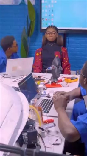 MAXIBLOG/MAXIVIBES on Instagram: "NIGERIAN MADE ROBOT. Rate it on a scale of 1-10"