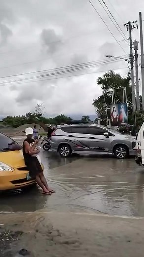 Brgy. Lemon Road Not Passable Road Advisory (As of November 8, 2025 – 11:55 AM): Brgy. Lemon Road is currently not passable due to rising water levels. Several individuals and vehicles are stranded in the area as the situation continues to develop. Motorists are advised to avoid the route and use alternative roads. Emergency and monitoring teams are coordinating on-site. Please stay alert for further updates. Info from CTTMD #netztvkaraga | NETZ TV karaga