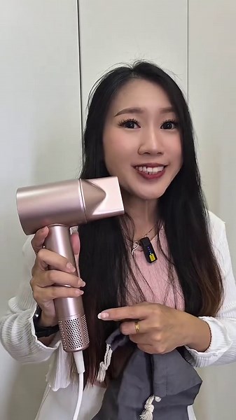 Yoole 高速吹风机 S 系列｜轻盈强劲黑科技！ 🌪 110,000 RPM 高速马达｜2分钟快速干发 🎈 轻至350克｜长时间吹发不累手 🌬 2亿负离子｜呵护发质，柔顺不毛躁 🔇 仅59 dB｜安静低噪更舒适 🎁 赠送价值 RM138 配件： ✔ 集风嘴 ✔ 精油风嘴 ✔ 丝绒收纳袋 #圆妈好物分享 #TikTokshopMalaysia #lifestyle #highspeed #hairdryer #yoole