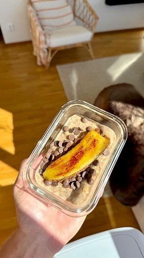 Anton Ekefäll on Instagram: "Billig, enkel & proteinrik overnight oats 🥣 För en mindre portion: 1 dl havregryn 1 dl proteinpulver 1 dl mjölk Kanel & salt Toppat med banan & chokladknappar Blanda havregryn, proteinpulver, mjölk, kanel & salt. Fördela jämt och sätt in i kylen ettpar timmar, eller över natten. Stek banan i smör och lönnsirap. Lägg på din gröt tillsammans med några chokladknappar. (Funkar lika bra utan att steka bananen) Njut! Vill du testa fler av mina recept? Klicka på länken i m