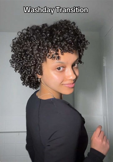 We all know wash and goes are more like a wash and get to work loll, but the results are always worth it, and you’re set for the week✨ I’ll be posting a tutorial soon on how I achieved these curls! #washandgo #naturalhair #curlyhair #3chair #4ahair