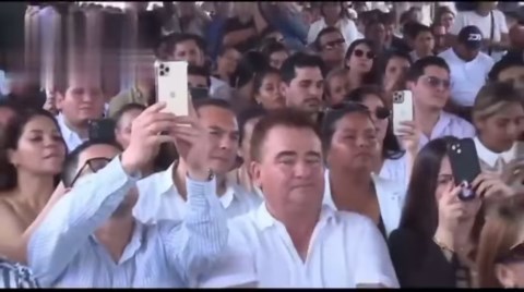 #Atención Este lunes, 24 de febrero de 2025, el presidente Daniel Noboa anunció que la carretera Machala-Guayaquil "será una realidad". Noboa mencionó que han encontrado el mecanismo y el Ministerio de Transporte tiene la orden de empezar a trabajar. “Si lo quieren parar, igual entran con máquina, igual entran con protección, porque la gente al final necesita desarrollo y no vamos a dejar que nadie nos pare”, dijo. | San Antonio Fm