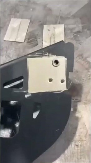 Laser cleaning gun for fast surface treatment without chemicals or damage