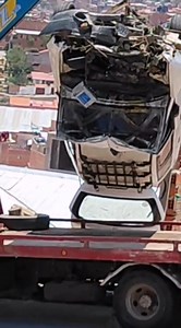 NOTICIA LOCAL Martes, 24 de octubre de 2023 EMBARRANCAMIENTO DE VEHÍCULO DEJA TRES HERIDOS. El accidente se registró el lunes 23 de octubre a hrs. 12:10 aprox., en la Zona Prados, Plazuela Santa Cruz, cuando un vehículo de color blanco por causas a determinar se embarrancó, a consecuencia del hecho tres personas resultaron heridos, mismos que fueron auxiliados y trasladados a diferentes hospitales de la Ciudad. HERIDOS - Florencio Martínez F. de 54 años, trasladado al Hospital Santa Bárbara, el 