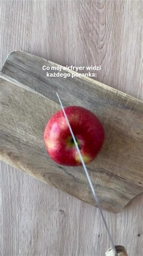 Pieczona owsianka w airfryerze 🍎✨ więcej przepisów znajdziesz w aplikacji Ruszsport (trwa promo) 🥑 570 kcal 85W | 14T| 32B Składniki: 150g jabłka 50g płatków owsianych 100ml mleka 2% 10g nasion chia 150g skyra naturalnego 60g malin 3g masła orzechowego/migdałowego 1 kostka czekolady gorzkiej 3g nerkowców 3g miodu pół łyżeczki proszku do pieczenia cynamon, szczypta soli Przygotowanie: Jabłko pokrój w kostkę wrzuć do naczynia żaroodpornego. Następnie wsyp płatki owsiane, nasiona chia, proszek do