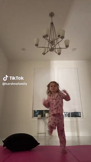 Karshna Family (@karshnafamily)’s videos with [Live recording] Record playback noise 04 (5 minutes) - Icy Light