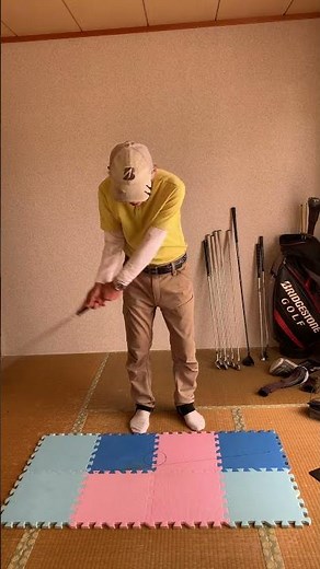 Golf: Use your right index finger to touch the tip of the grip to determine the grip position, an...