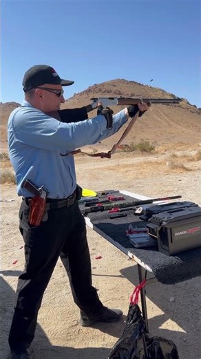 Disparando un Henry conmemorativo Boy Scouts