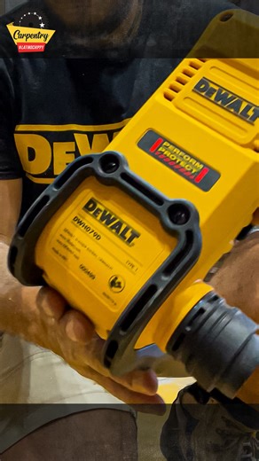 𝐋𝐚𝐭𝐢𝐧𝐨 𝐂𝐡𝐢𝐩𝐩𝐲 - 𝑪𝒂𝒓𝒑𝒆𝒏𝒕𝒆𝒓 on Instagram: "Thought I’d be eating dust… but nah 😎 This DeWALT D25304DH-XJ onboard extractor just sucks it all up while I go full send 💪🏽 When it’s full, the DWH079D-XJ Evacuator clears it out in seconds — no broom, no mess, no worries. Clean site, clean lungs 😂 #LatinoChippy #DeWALT #DustFree #dewaltau #dewaltaustralia #tradielife #renovation #tools"
