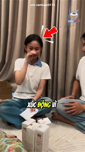 Girl gets emotional after receiving a surprisingly large paycheck 😊