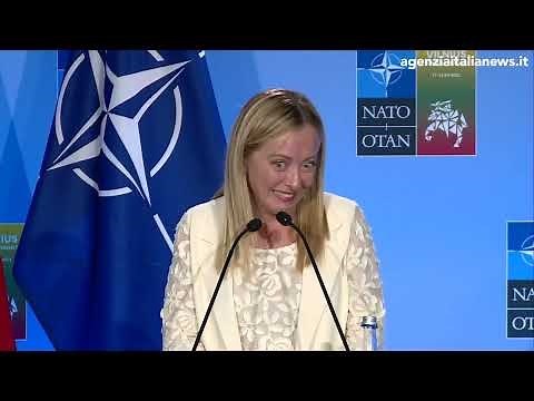 IL DOLORE AI PIEDI DI GIORGIA MELONI PER LE SCARPE INDOSSATE DURANTE LA CONFERENZA STAMPA A VILNIUS