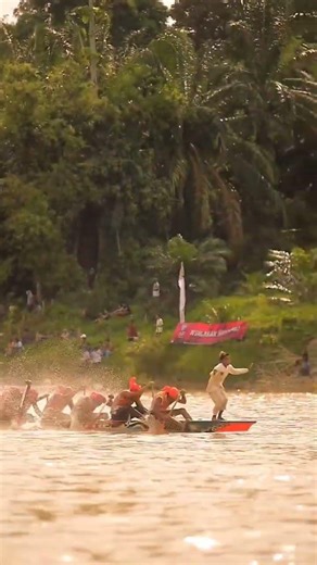 “Chasing Glory at Sunrise” #PacuJalur #BoatRacing #SunriseRace #CulturalHeritage #RiverLife