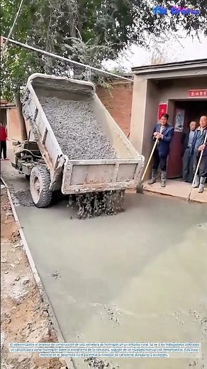 Construcción de carreteras rurales: vertido de hormigón para crear un camino resistente