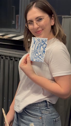 RO Ieri, Natsuka ne-a introdus în lumea delicată a tehnicii ukiyo-e,...