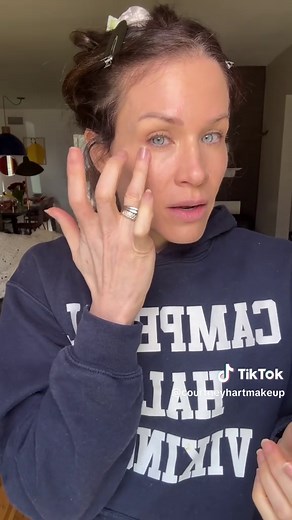Your best makeup tool is completely free and you’re probably not using it. Your hands are the most underrated tool in your kit- they warm product, they press pigment into skin, they blend in a way no brush or sponge can replicate. #makeupartist #makeuptips #makeuphacks #beautytips #makeup 🖤​​​​​​​​​​​​​​​​