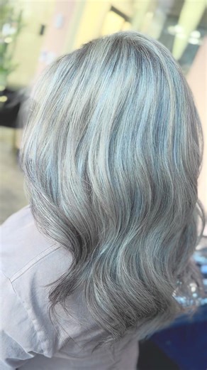 fresh foil, colder than your group chat. ❄️ this icy blonde by Jennifer is basically winter bottled into hair form. glossy, bright, expensive-looking, and engineered to turn casual errands into main events. if you’ve been flirting with the idea of going lighter… consider this your sign. #IcyBlondechicago #ChicagoBlonde #BlondeSpecialist #chicagohairstylists #rivernorthblonding