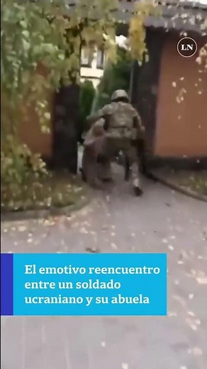 Un joven soldado ucraniano y su abuela se vuelven a ver tras la liberación de Jersón.