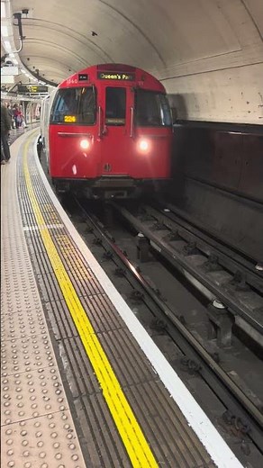 London Underground Bakerloo Line 1972 stock train approaches Waterloo to head for Queen’s Park #tube