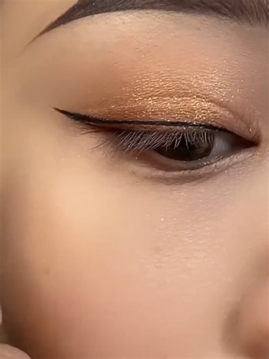 Expert Eyeliner Techniques: A Comprehensive Makeup Tutorial