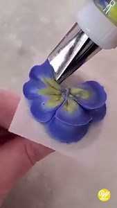 #ProTip Use tip 104 and tip 1 to pipe beautiful pansy flowers in buttercream or royal icing to add interest to cupcakes or cakes. Find the instructions here: http://ow.ly/y47U50GGwjp What's your favorite flower to pipe? | Wilton Cake Decorating