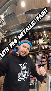 🔥MTN PRO Metalic Paint 400ml💣 Formulovaná z akrylových živíc na báze rozpúšťadiel vysoko perleťového charakteru, ktorá im dáva vysoko kvalitný kovový vzhľad. Môže byť použitý na viaceré povrchy: drevo, kov, nehrdzavejúca oceľ, sklo, sadra, keramika, kameň, papier, tvrdé plasty … Na komplexných povrchoch odporúčame naniesť najskôr základný náter. K dispozícii v 9 farbách. 400ml. charakteristika: • Veľmi rýchle schnutie. • Dobré krytie a spevnenie. • Lesklý a rovnomerný povrch. • Dlhotrvajúci ef