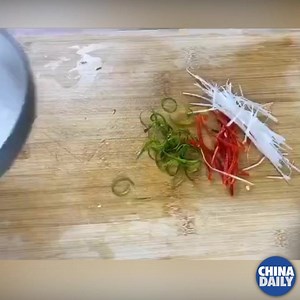 Seven steps to a delicious steamed perch. Watch this video and impress your friends and family with your cooking skills. #Chinastory | China Daily