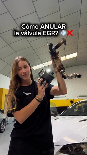 Cómo anular la válvula EGR? Bueno, esto tiene múltiples beneficios… ya que la válvula EGR lo que hace es recircular parte de los gases que emite el motor (básicamente volver a meterlos dentro, para que se entienda) Haciendo esto tendremos: ✅ menos carbonilla en la admisión. La EGR introduce gases quemados en la admisión para reducir gases en el ambiente. Eso ensucia el colector y la mariposa; al anularla, entra más aire limpio… ✅ Mejor respuesta del motor Con más oxígeno disponible y sin gases r