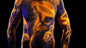 Que incrível a arte que Paul Roustan faz! Ele usa tinta fluorescente e faz de corpos humanos suas telas! Incrível, não?! #yahoobr | Yahoo Noticias