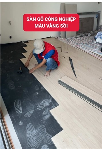 Thi công sàn gỗ công nghiệp châu Âu màu vàng sồi hiện đại cho phòng khách #kosmosvietnam #sangoegger #egger