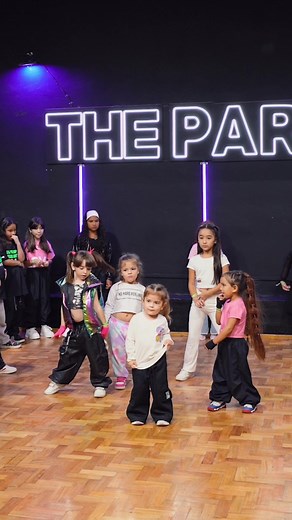 Academia de Baile Emir Abdul: Primeras Clases y Progreso de las Niñas