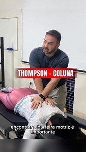 Técnica de Thompson = Duas Abordagens, Uma Metodologia Na prática instrumental do RCI, o drop table (table de Thompson) atua de forma estratégica e diferenciada: 🔹 MECÂNICA: Estímulo direto nas facetas vertebrais. Mobilização articular com precisão biomecânica. Restaura mobilidade segmentar. 🔹 SENSITIVA: Estímulo vibratório nas terminações neurais. Modula input sensorial. Restaura padrão neuromotor. A diferença? Saber QUANDO e POR QUE usar cada uma define o resultado clínico. É isso que distin