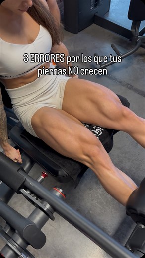 LAURA ORTEGA | IFBB PRO WELLNESS on Instagram: "Entrenar pierna no te garantiza que te vayan a crecer. Por eso, te dejo 3 ERRORES típicos por los que no te crecen las piernas: ❌ Error 1 — No progresas en cargas Si siempre entrenas con el mismo peso, mismas repeticiones y misma intensidad… tu músculo no tiene motivo para crecer. El progreso muscular necesita sobrecarga progresiva. ❌ Error 2 — No hay conexión mente-músculo No es solo mover peso. Si no controlas el movimiento y no focalizas los cuá