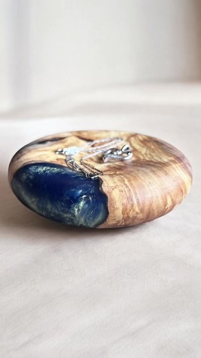 I’ve been a VERY busy little bee. This Thursday starts my busy market season for Q4 and I’ve finally gotten around to taking some product photos. I have soooo much more to come but the rest aren’t quite ready yet. As much as I’ve produced, I still have so much more in the works to make it to Christmas. Enjoy this little sneak peek! #busybusy #woodworker #woodwork #lathe #jacksonville #resinartist #latheturning #woodturning #artmarkets #northbeachesartwalk #nbaw #atlanticbeach #nocatee #nocateefa