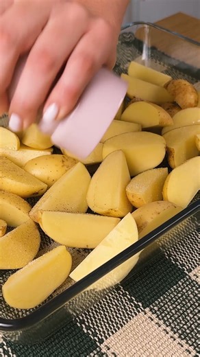 🤩 Just Potatoes and eggs ❗️ It's unbelievable, it's so delicious, you'll cook it every day ❗️ Cut the potatoes into slices Frying oil Salt and pepper Coriander and Provencal herbs Olive oil Bake in the oven for 15 minutes 4 eggs 1 tablespoon mayonnaise Salt and pepper Chop 2 onions Frying oil Grate 1 carrot Cut 5 sausages Grate gouda cheese Add eggs, onions and carrots Add the sausages and cheese Bake in the oven for 40 minutes (350 F or 180 C) #potatoes #eggs #potatoesrecipe #eggsrecipe #break
