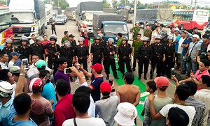 BOT Cai Lậy hỗn loạn, nhiều người quá khích bị áp giải