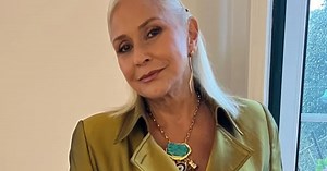 Fafá de Belém surpreende ao surgir fazendo topless na natureza